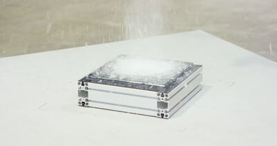 Aufpralltest mit Metallkugel auf eine Glasplatte in einem Aluminiumrahmen