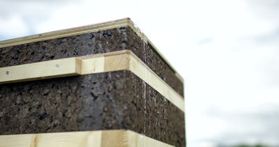 Bienenstock aus Kork und Holz mit herabfließendem Wasser im Freien