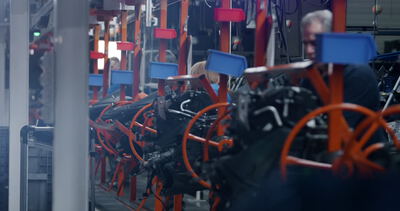 Blick entlang einer industriellen Fertigungsstraße mit Motorenkomponenten in einer Fabrik