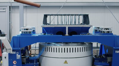 Elektrodynamischer Shaker im Betrieb bei einer Vibrationsprüfung im Labor