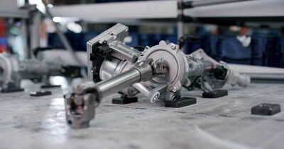 Elektronische Servolenkung (EPS) auf einem Prüf- oder Montagetisch in einer Fabrik