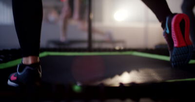 Füße beim rhythmischen Fitnesstraining auf einem kleinen Trampolin