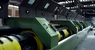 Große Rohr- oder Schnellverseilmaschine im laufenden Betrieb in einer Industriehalle