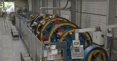 Große rotierende Korbverseilmaschine zur industriellen Herstellung von Draht- und Stahlseilen