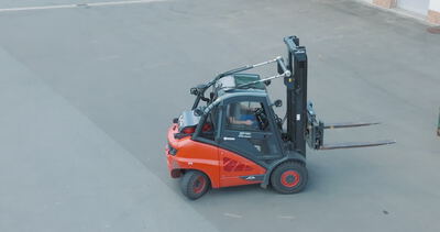 Industrie-Gabelstapler beim Wenden auf einem asphaltierten Betriebshof