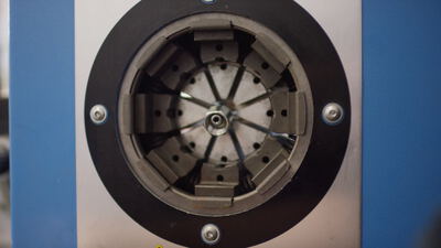 Industrielle Crimpmaschine presst eine Metallhülse auf ein Bauteil in der automatisierten Fertigung