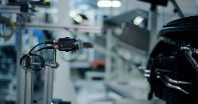 Industrielle Kamera zur automatisierten Qualitätskontrolle auf einer Fertigungsstraße