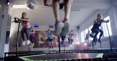 Intensiver Jumping-Fitness-Kurs: Gruppe beim synchronen Trampolin-Workout