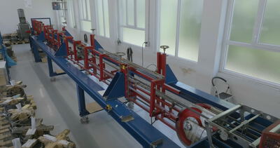 Lange, spezialisierte Prüf- oder Fertigungsanlage in einer taghellen Industriehalle