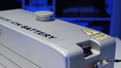 Lithium-Ionen-Batterie Gehäuse mit Warnaufkleber für Hochspannung im Labor
