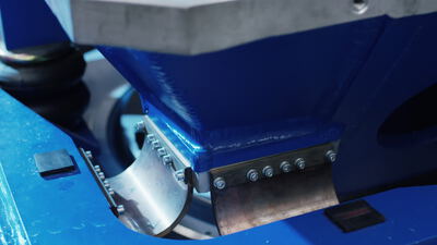 Massive blaue Industriemaschine aus Stahl mit mechanischen Bauteilen und Schrauben