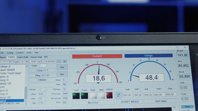 Messsoftware zur Kapazitätsprüfung mit Diagrammen und Werten auf einem Laptop Monitor