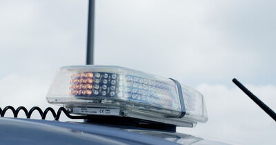 Moderne LED-Rundumleuchte auf einem Einsatzfahrzeug unter bewölktem Himmel in Nahaufnahme