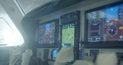 Nahaufnahme eines modernen Glascockpits mit digitalen Instrumentenanzeigen und Multifunktionsdisplays im Flugzeug