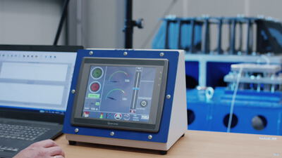 Nahaufnahme eines Steuerungs-Touchscreens für eine industrielle Testanlage im Labor