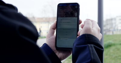 Person bedient App zur Standortbestimmung auf einem Smartphone