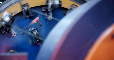 Rotierende Verseilmaschine bei der industriellen Herstellung von Drahtseilen