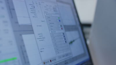 Software Benutzeroberfläche mit Diagramm und Einstellungsfenster auf einem Monitor