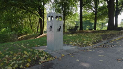 Abfallbehälter zur Mülltrennung steht auf einem herbstlichen Parkweg: Abfallbehälter im Park, Mülltrennung Piktogramm