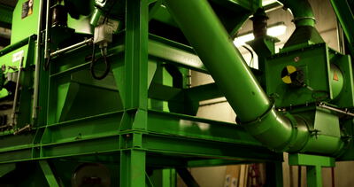 Grünes Rohrsystem einer Recyclinganlage in Nahaufnahme