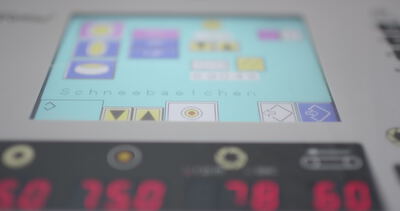 Bedienpanel steuert die Produktionsanlage über Touchscreen und Ziffernanzeige