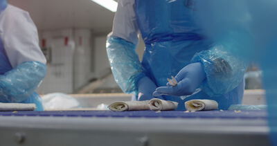Wraps werden auf dem Förderband von Hand gerollt
