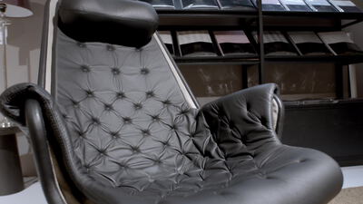 Schwarzer Ledersessel mit gestepptem Bezug im Innenraum Schwarzer Ledersessel mit gestepptem Bezug im Innenraum, Loungesessel, schwarzes Leder und gesteppter Bezug als 4K Stockvideo