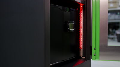 Beleuchteter Innenraum eines schwarzen Schranks mit rotem LED Streifen, beleuchteter Schrankinnenraum, roter LED Streifen