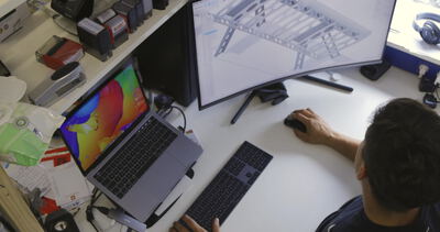 Ingenieur analysiert eine Struktursimulation am Computer im Ingenieurbüro