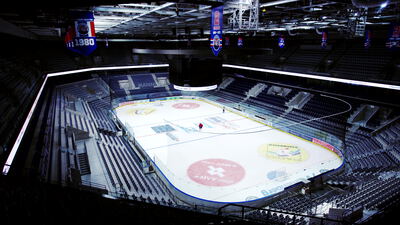 Leere Eishockeyarena mit Rängen und Meisterfahnen Leere Eishockeyarena mit Rängen und Meisterfahnen, Eishockeyarena innen, Eisstadion Aufnahmen und leeres Stadion als 4K