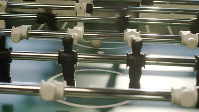 Nahaufnahme von Spielfiguren an einem Tischkicker