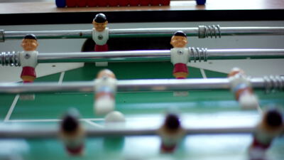 Nahaufnahme der Spielfiguren an einem Tischkicker