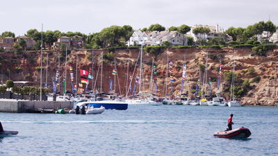Segelyachten mit internationalen Flaggen in einem Mittelmeerhafen, segelyachten im hafen, internationale flaggen an masten