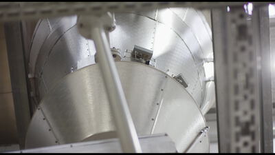 Großer Edelstahlbehälter in einer industriellen Produktionsanlage