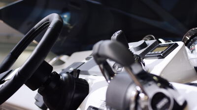 Steuerstand eines Motorboots mit Lenkrad und Gashebeln: Motorboot Steuerstand Nahaufnahme, Bootslenkrad Video
