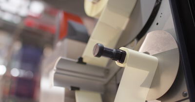 Etikettiermaschine spendet Etiketten in der Produktionshalle