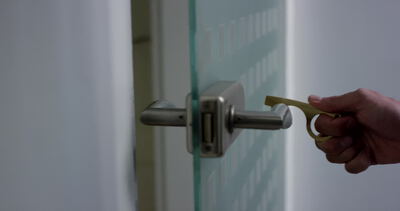 Kontaktloser Türöffner öffnet eine Glastür ohne Berührung Kontaktloser Türöffner öffnet eine Glastür ohne Berührung, kontaktloser Türöffner Video lizenzfrei, Türöffner Haken