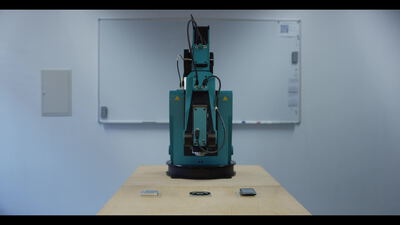 Robotergestuetztes Lasermessgeraet steht auf einem Labortisch