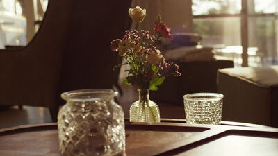 Kleiner Blumenstrauß in der Vase auf einem Holztisch