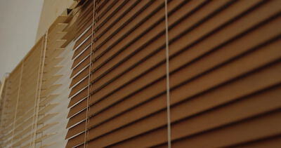 Braune Holzjalousie am Fenster in Nahaufnahme