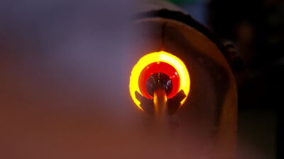 Glühende Ofenöffnung erhitzt einen Metallstab in der Werkstatt, Industrieofen Video lizenzfrei, glühende Ofenöffnung