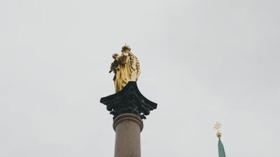 Goldene Marienstatue thront auf der Mariensäule am Marienplatz: Mariensäule München, Goldene Marienstatue