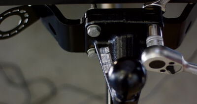 Präzises Kugelgelenk aus Metall im Detail einer mechanischen Konstruktion