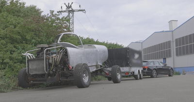 Selbst gebauter Rennwagen mit offenen Rädern auf einem Betriebshof