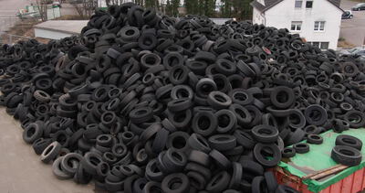 Riesiger Berg aus Altreifen auf einem Recyclinghof