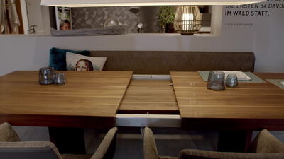 Ausziehbarer Holzesstisch wird im modernen Esszimmer verlängert