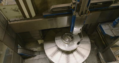 Ventilatorscheibe wird auf der Vertikaldrehmaschine bearbeitet