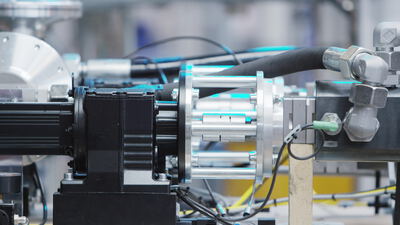 Servomotor und Pneumatikzylinder an einer automatisierten Fertigungslinie