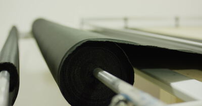 Rollen aus schwarzem Kunstledermaterial in der Werkstatt