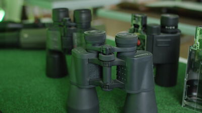 Ferngläser auf grünem Filz im Jagd und Outdoor Geschäft, Fernglas Jagd, Ferngläser Optik und Jagdfernglas als 4K Stockvideo